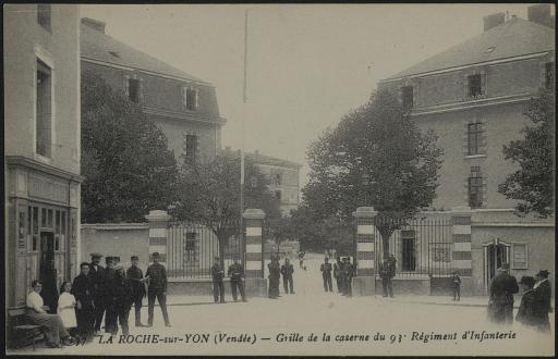 La caserne Travot : l'entrée (vue 1), l'arrivée du 93e Régiment d'infanterie (vue 2), la cour intérieure (vue 3) avec des soldats de corvée (vue 4) / G. Fillodeau phot. (vue 4).